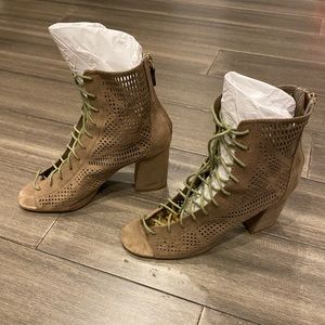 Size 6.5 Womens Nude Tie Up shoes